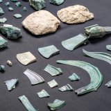 Des faucilles, des haches, un fragment de scie et des éléments de bijoux figurent parmi les 80 objets de la fin de l'âge du bronze découverts près de Salouf (GR).